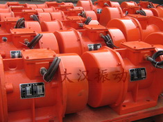 YZS振動(dòng)電機(jī)：加裝防護(hù)外殼，密封性強(qiáng)不易損壞。