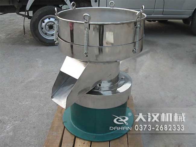 涂料振動(dòng)篩由：框體，振動(dòng)斗，出料口，振動(dòng)電機(jī)底座等部件組成