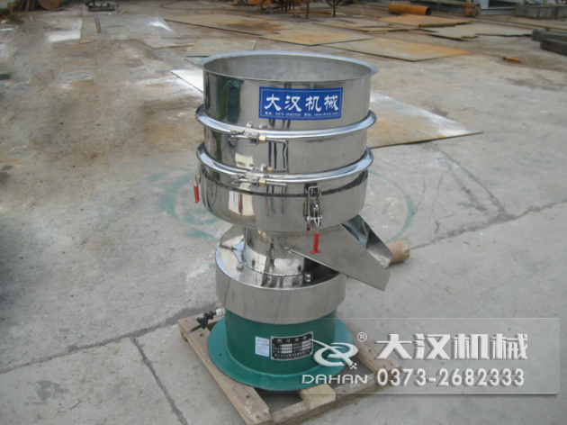 涂料過(guò)濾振動(dòng)篩：利用振動(dòng)電機(jī)的振動(dòng)力帶動(dòng)物料在篩網(wǎng)上進(jìn)行篩分，從而利用篩網(wǎng)孔徑的大小不同，完成涂料的分級(jí)，除雜等篩分目的。