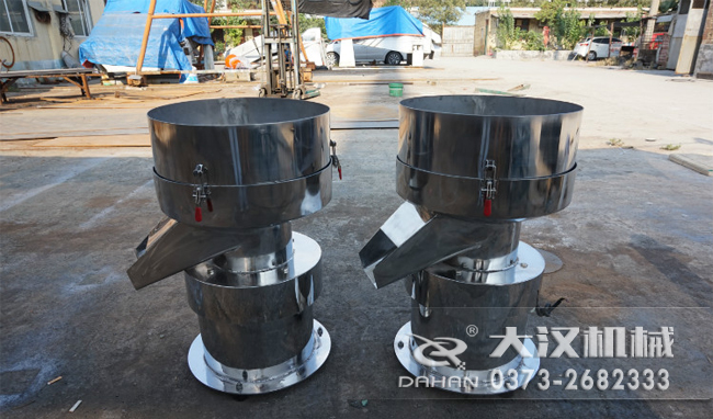 不銹鋼涂料振動(dòng)篩是一種比較受用戶歡迎的產(chǎn)品之一，主要優(yōu)勢(shì)耐酸堿，不生銹，使用壽命長(zhǎng)。