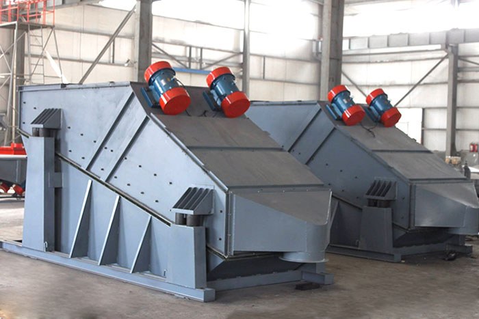 ZSG礦用振動(dòng)篩采用雙電機(jī)振動(dòng)，電機(jī)位置安裝在頂部，便于更好的傳遞振動(dòng)力。